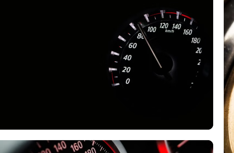 어두운 배경에 km/h 속도를 가리키는 속도계 게이지