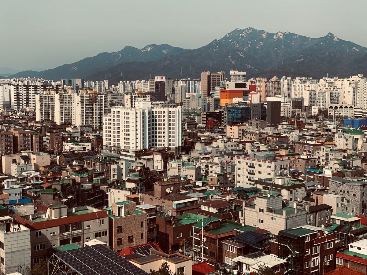 산과 도시 밀집 경관이 함께 보이는 서울의 항공 야경