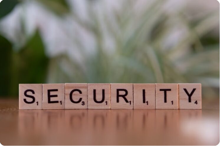 SECURITY라고 배열된 나무 스크래블 타일