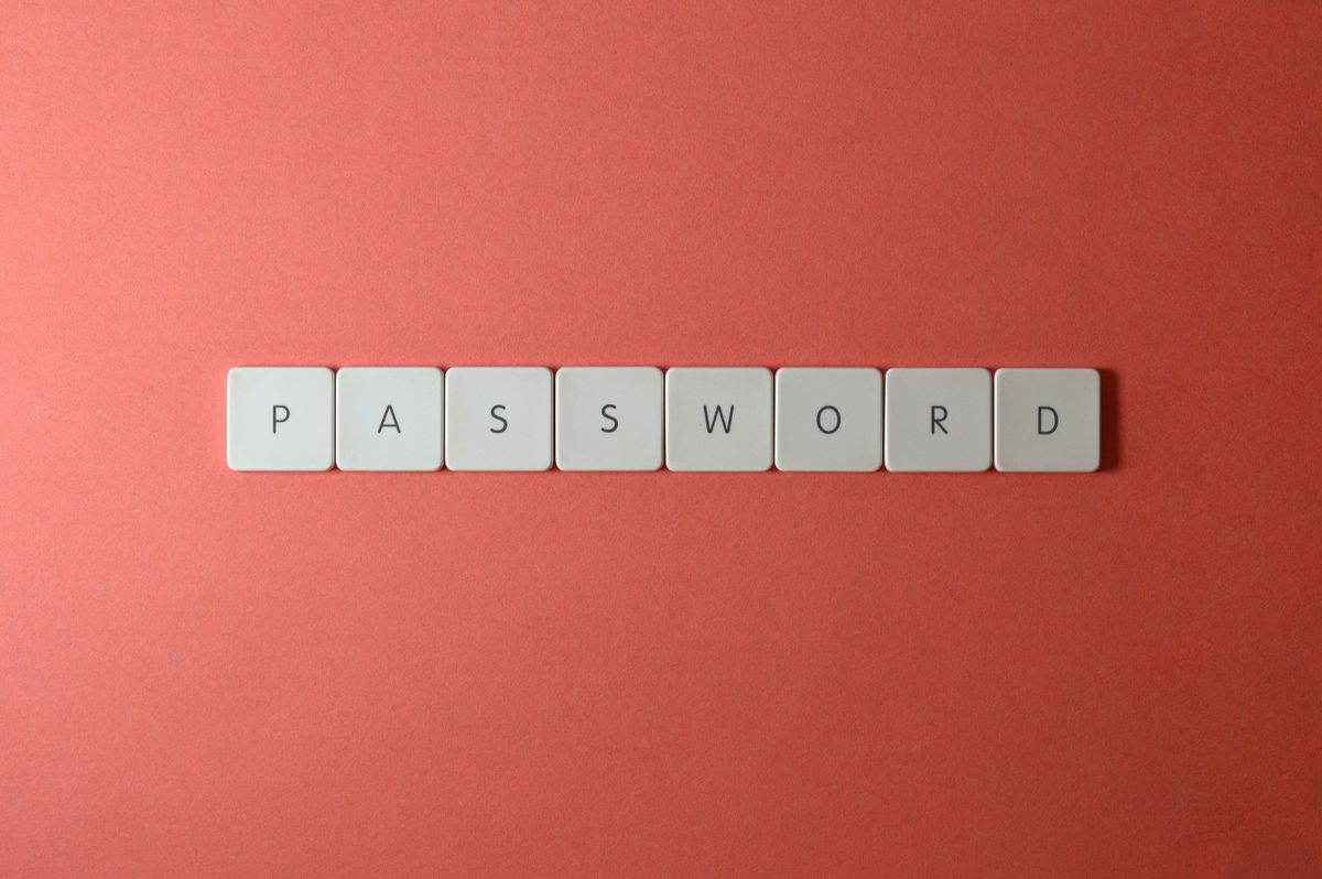 코랄색 배경 위 흰 키보드 자석 타일로 PASSWORD를 표기한 사진