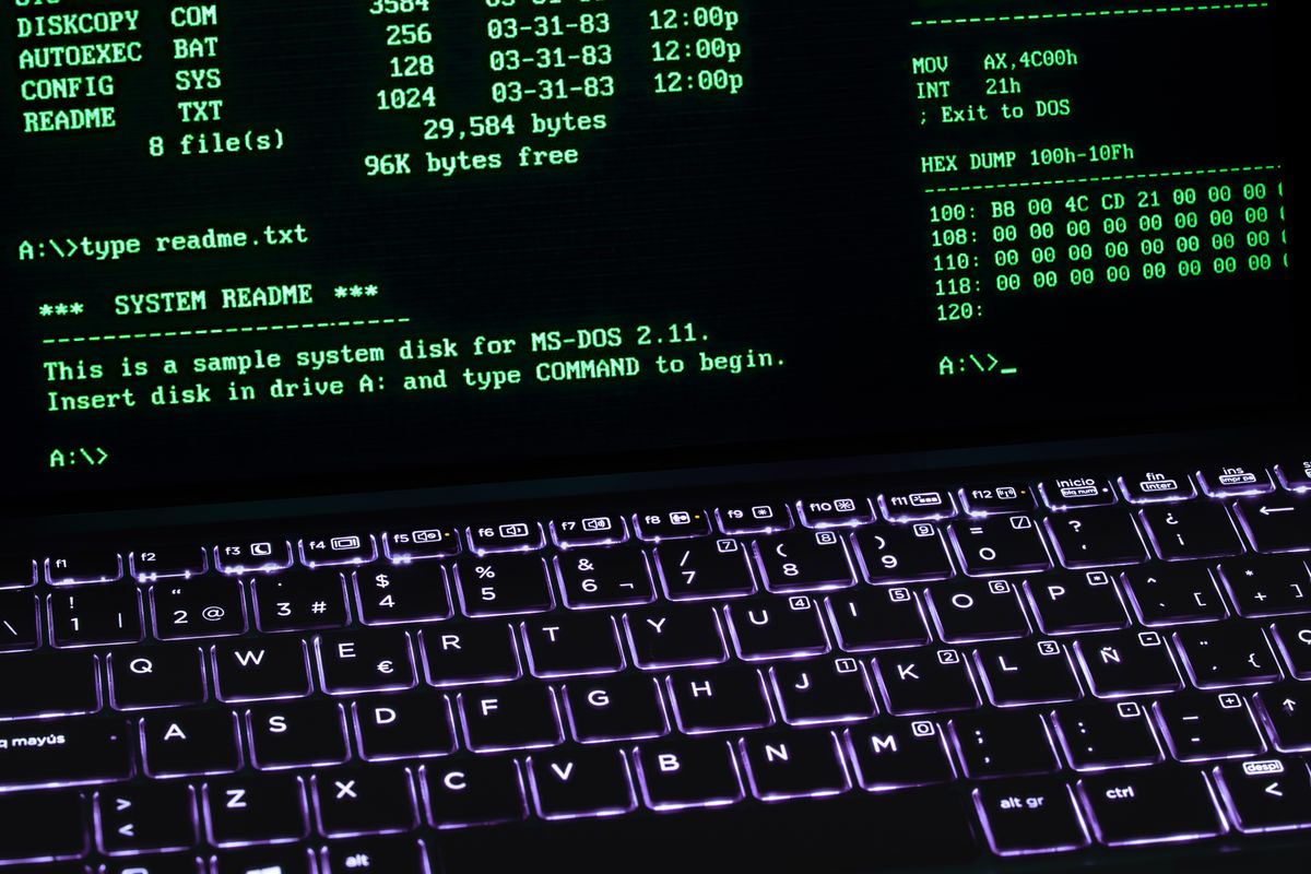 키보드 조명 아래 떠오른 클래식 MS-DOS 터미널 화면