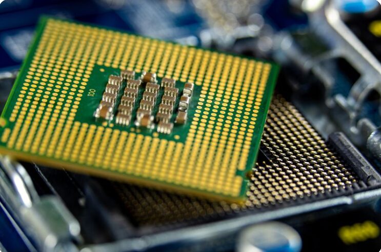 메인보드 소켓 위에 놓인 CPU 프로세서 칩 클로즈업