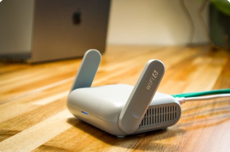 나무 바닥 위에 놓인 WiFi 공유기