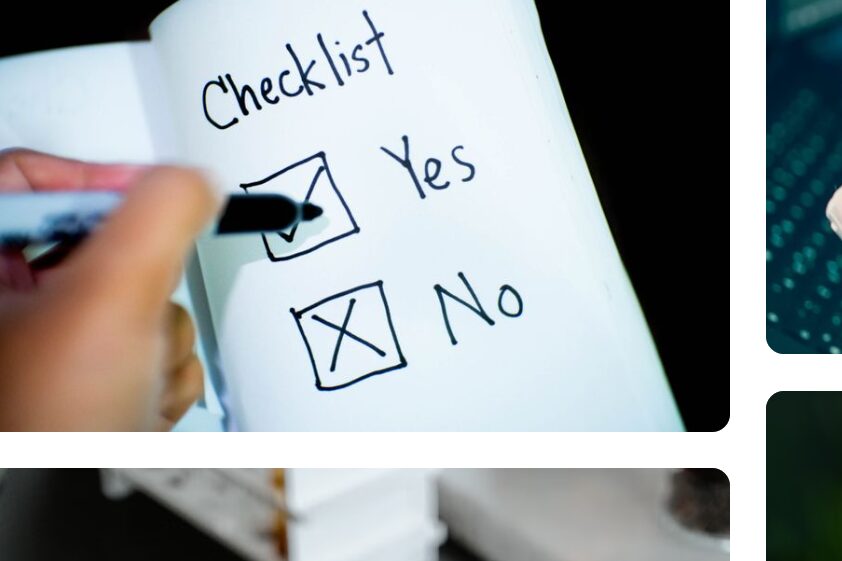 노트의 체크리스트에서 손이 Yes 칸에 체크 표시를 하는 모습